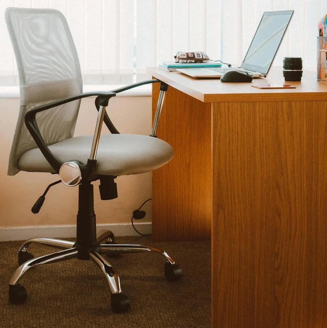 Fotel do biura – skórzany czy siatkowy?